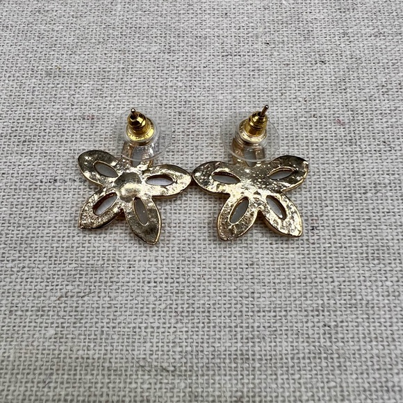 𝔾𝕆𝕃𝔻 𝕋𝕆ℕ𝔼 Flower Earrings - Picture 3 of 3